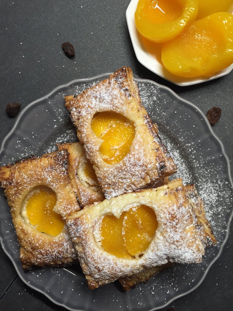 Szívecskés túrós-barackos leveles&nbsp;tészta