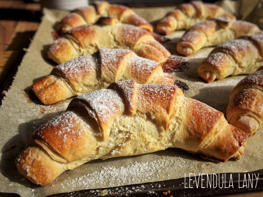 Isteni baracklekváros croissant