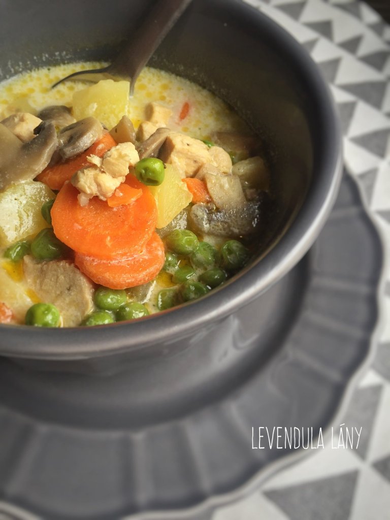 Tejfölös-gombás csirkeraguleves