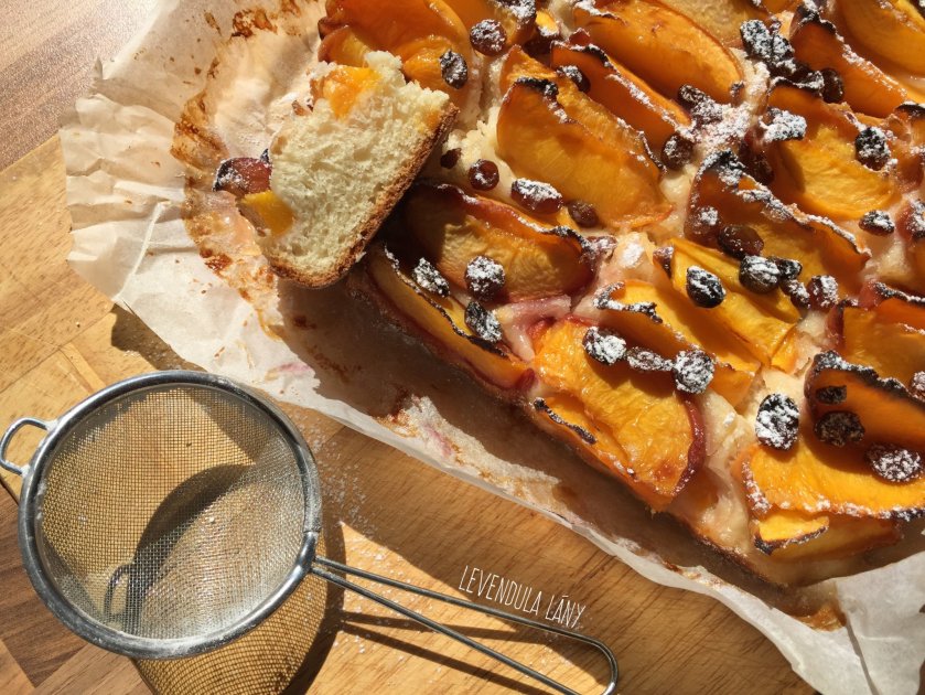 Őszibarackos kelt lepény