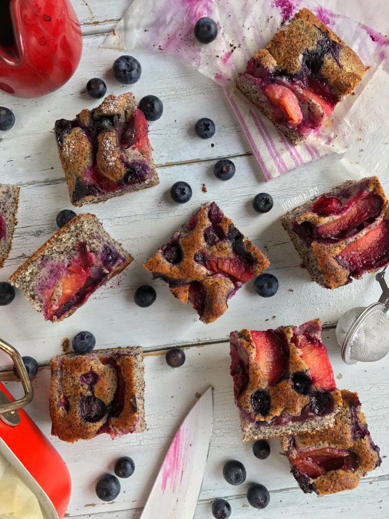 Mákos kevert süti szilvával és&nbsp;áfonyával