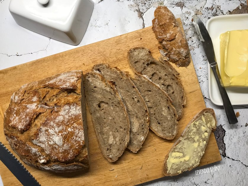 Dagasztás nélküli rozskenyér