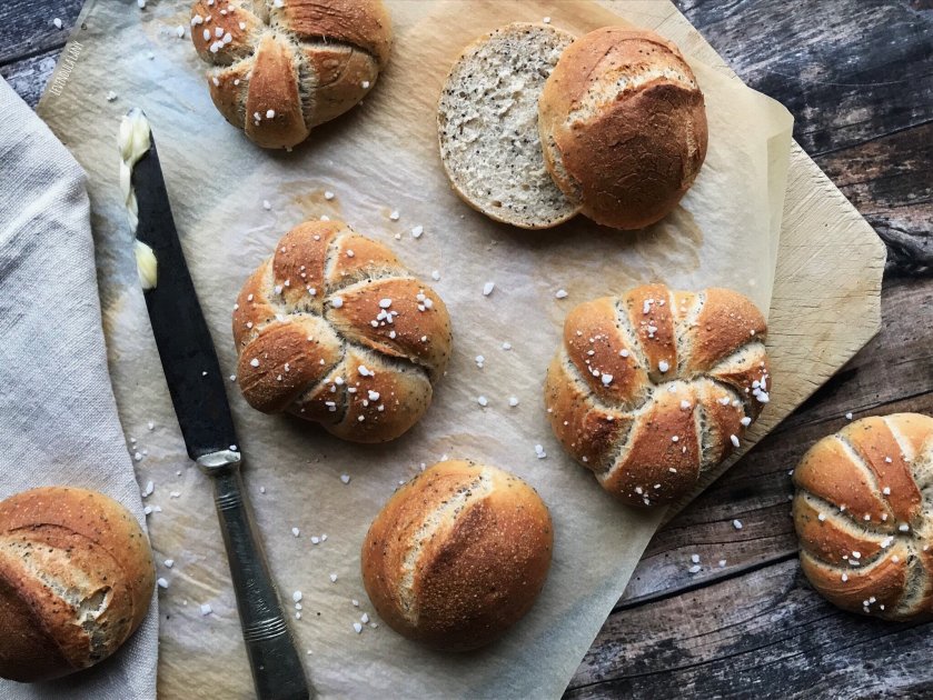 Mákos császárzsemle