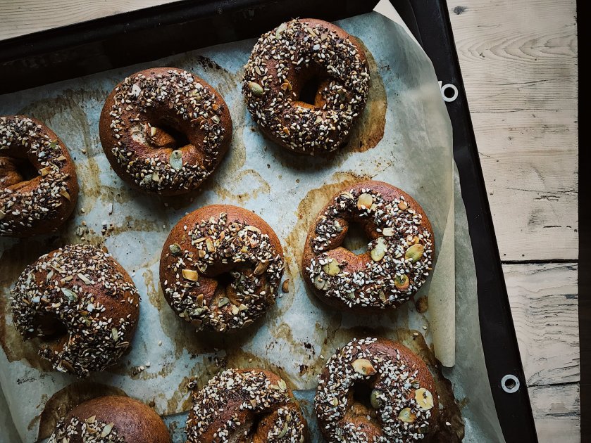 Pirított magvas, teljes kiőrlésű bagel bajor&nbsp;perecmázzal