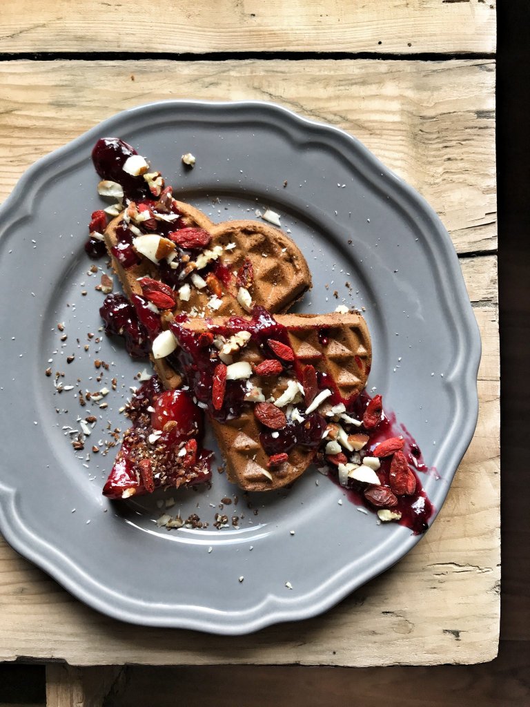 Mákos, teljes kiőrlésű gofri fehérborban párolt fűszeres-szedres körteraguval