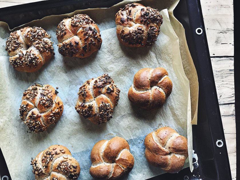 Magvas császárzsemle vizes, kovászos&nbsp;tésztából