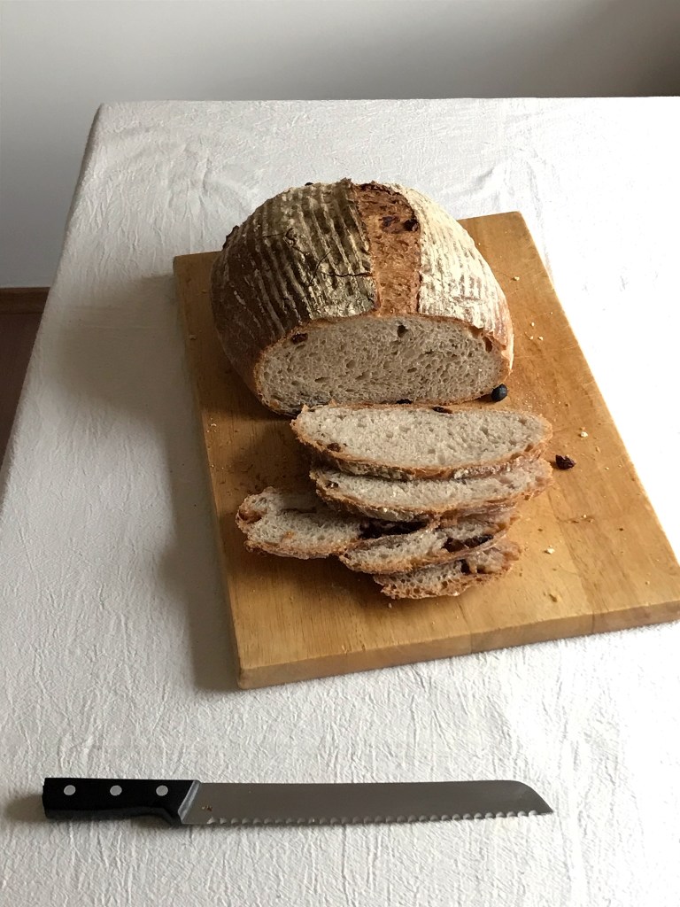 Kovászos félbarna kenyér 1% élesztővel (pirított dióval és&nbsp;mazsolával)