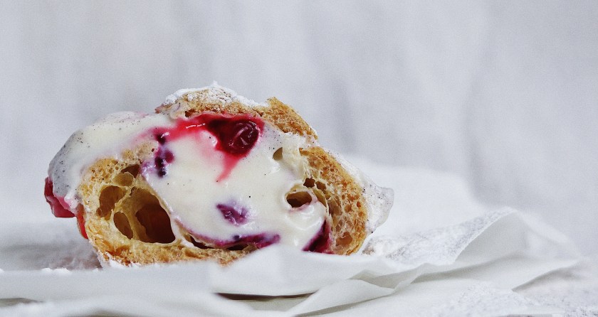 Erdei gyümölcsös képviselőfánk vaníliakrémmel vörös&nbsp;szőlőhéjhabbal