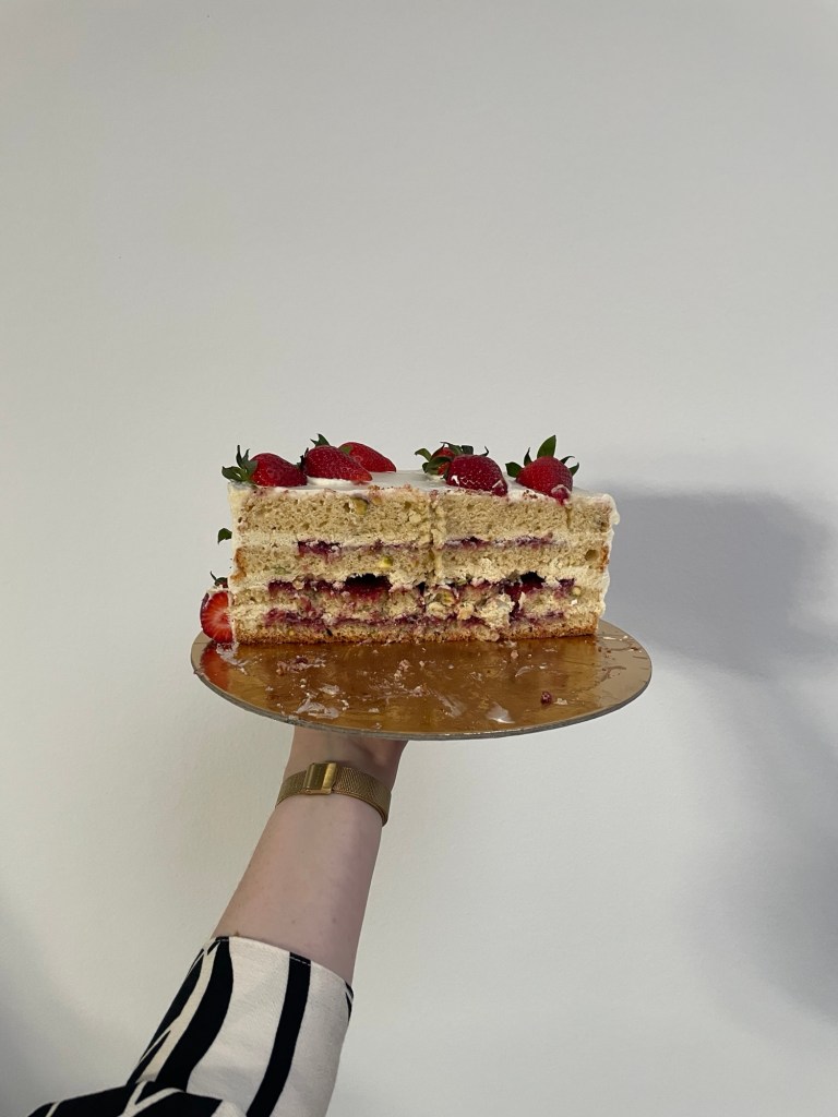 Mennyei pisztáciás epertorta fehér csokoládés ropogós réteggel